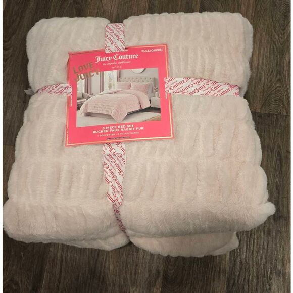 Juicy Couture Ruched Faux Rabbit Fur 3-PC Full/Queen Comforter Set - Picture 8 of 8